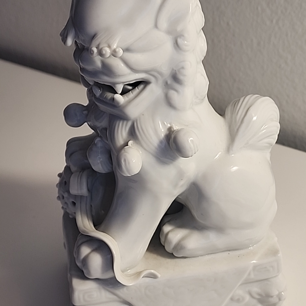 Medium Size Pair of Spectacular All White Vintage/Antique Foo Dogs. - Picture 11 of 15